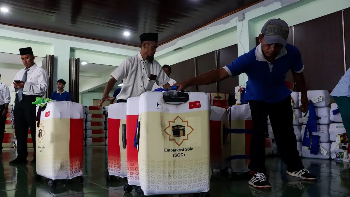 Sebanyak 1.080 koper milik jemaah calon haji asal Kabupaten Tegal yang tergabung dalam tiga kelompok terbang (kloter) awal tiba di Asrama Haji Donohudan, Boyolali, Senin (20/4/2026).&nbsp;