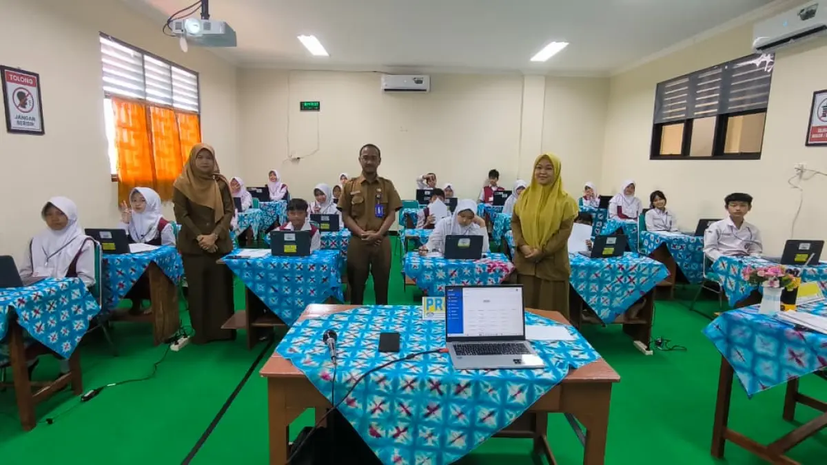 Suasana tertib dan lancar mewarnai hari pertama tes kemampuan akademik (TKA) di SDN Beskalan Solo, Senin (20/4). (ALFIDA NURCHOLISAH/RADAR SOLO)  