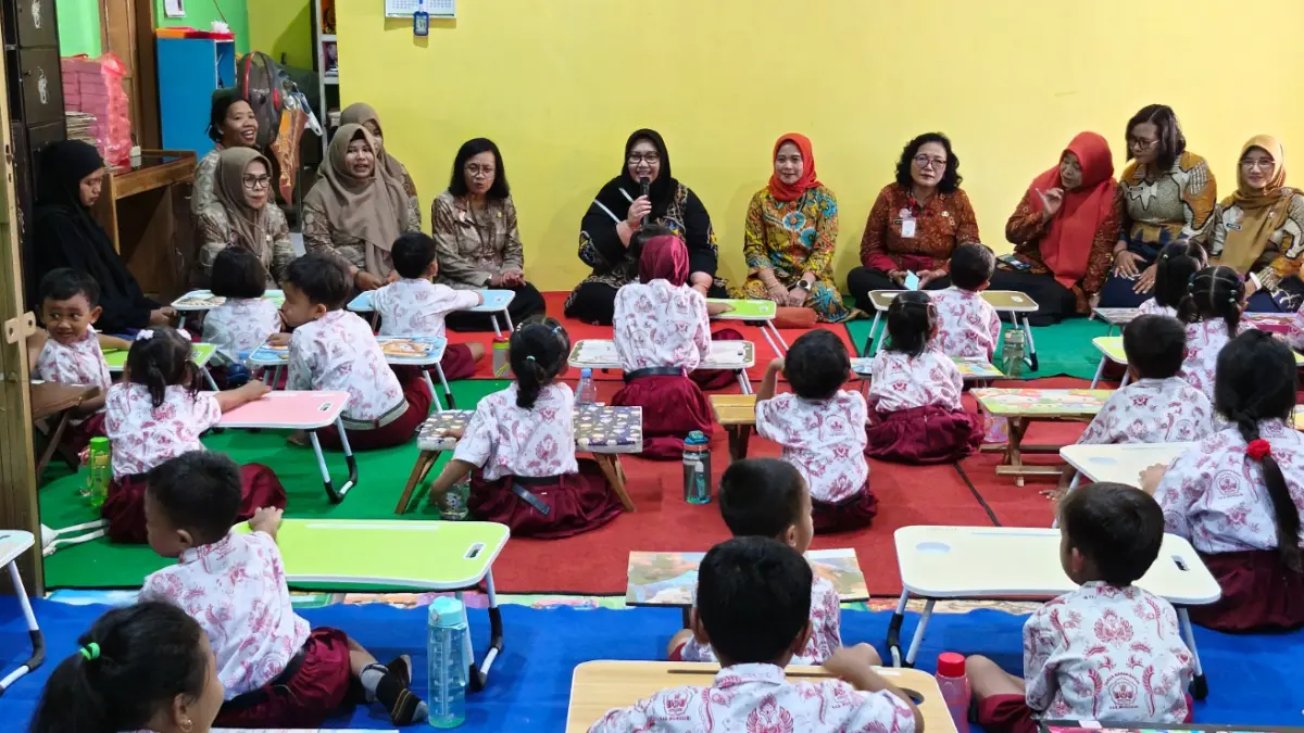 TEBAR MOTIVASI: Bunda Literasi Wonogiri Sri Rahayuningsih Setyo Sukarno memberikan semangat kepada siswa-siswi SD dalam sebuah kunjungan. (DOK. PEMKAB WONOGIRI)

&nbsp;
