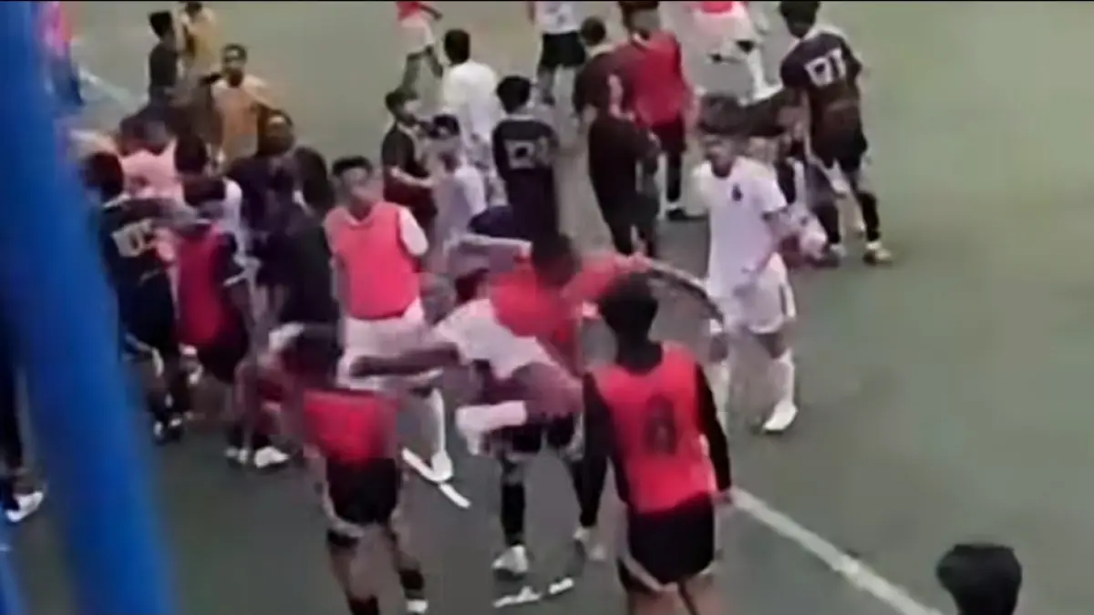 Tendangan kungfu di laga Bhayangkara FC vs Dewa United di Stadion Citarum Semarang. 
