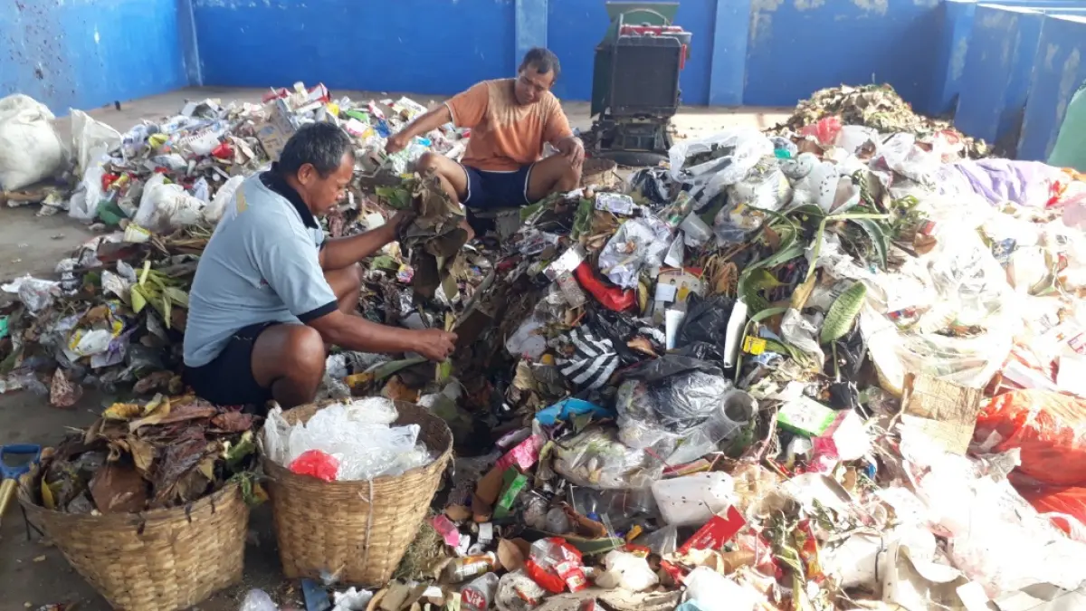 Warga Kelurahan Karangtengah, Kecamatan Sragen memilah sampah untuk dimanfaatkan. (Ahmad Khairudin/Radar Solo)