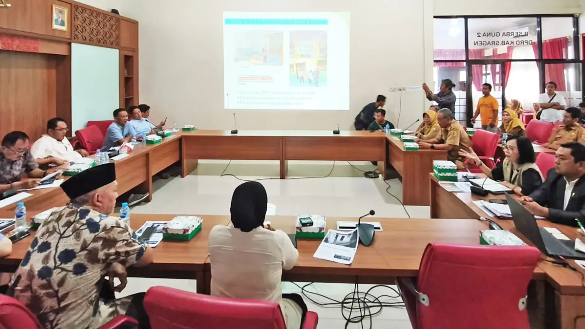 Audiensi keluarga siswa SMPN 2 Sumberlawang dengan Disdikbud Sragen. (Ahmad Khairudin/Radar Solo)