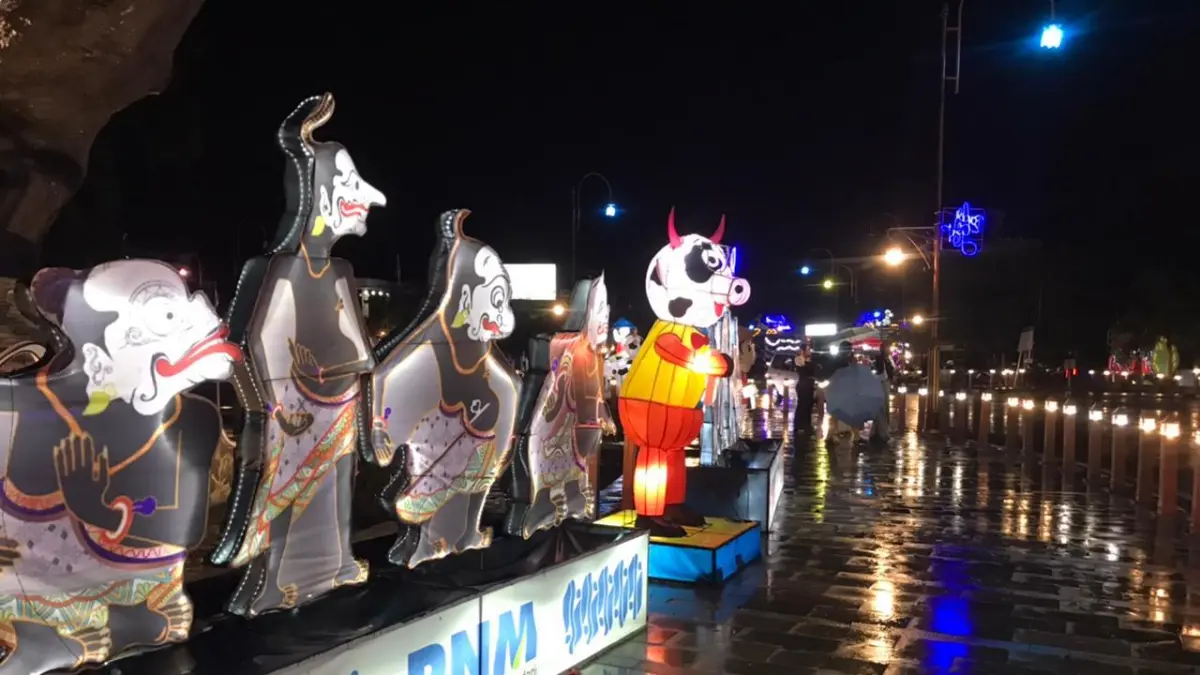 Boyolali City Light yang menggabungkan estetika cahaya, hiburan rakyat, dan penguatan UMKM tidak hanya berhasil mengubah wajah kota menjadi lebih dinamis, tetapi juga mencatatkan angka transaksi yang fantastis. (ABDUL KHOFID/RADAR SOLO)