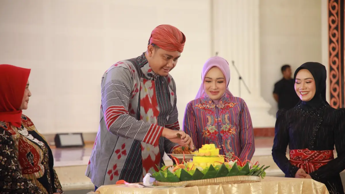 Bupati Klaten hamenang Wajar Ismoyo bersama sang istri. 