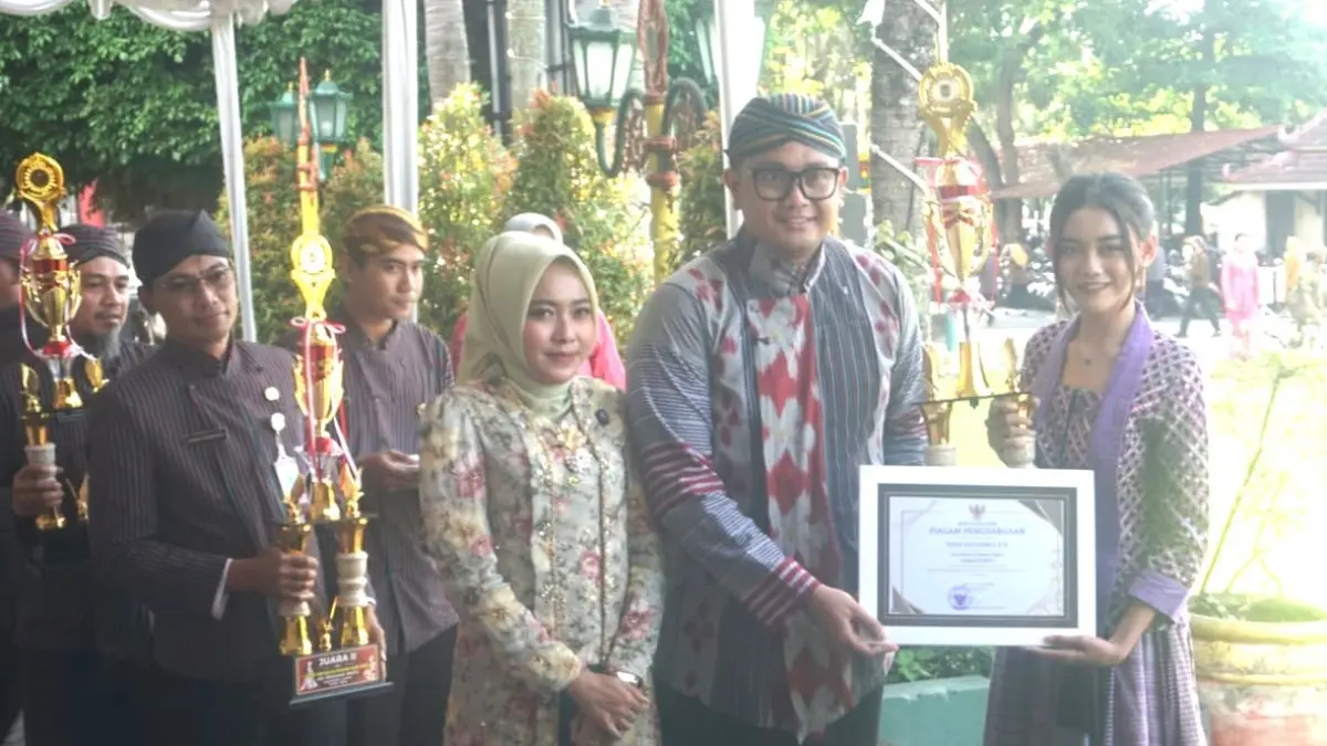 Bupati Klaten Hamenang Wajar Ismoyo didampingi Ketua TP PKK Fahrani menyerahkan trofi penghargaan kepada para pemenang lomba fashion show, Selasa (21/4/2026). (Angga Purenda/Radar Solo)