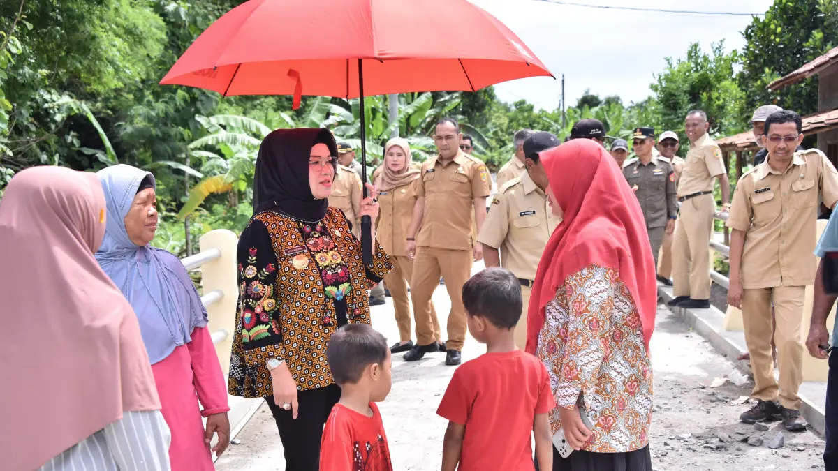 Bupati Sukoharjo Etik Suryani berbincang dengan warganya.