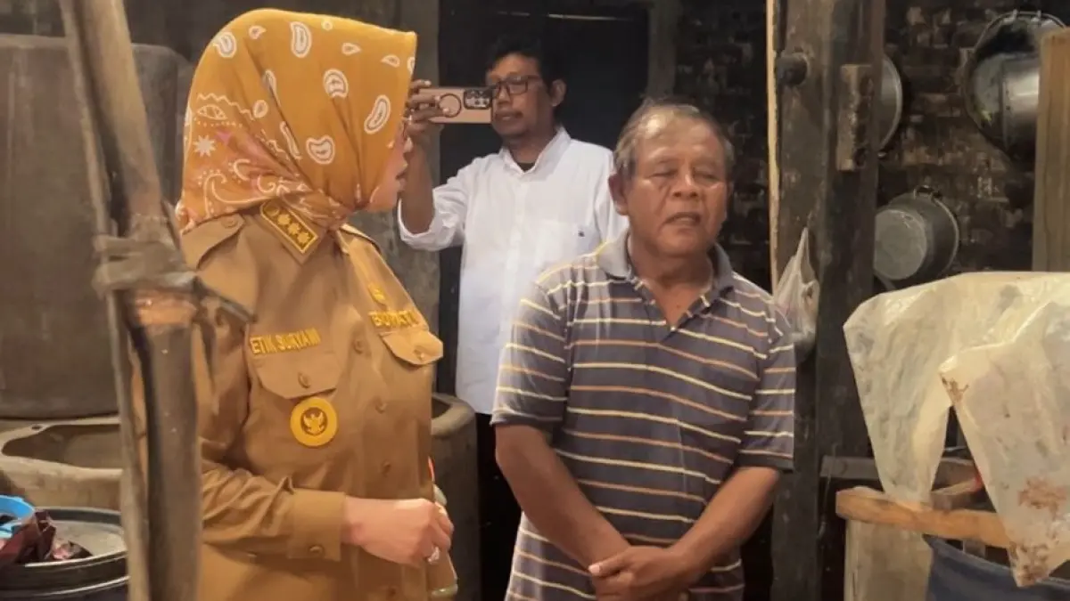 Bupati Sukoharjo Etik Suryani produksi sidak miras jenis ciu di salah rumah industri alkohol di Dusun Sentul, Desa Bekonang, Kecamatan Mojolaban, Selasa (21/4). (IWAN KAWUL/RADAR SOLO)