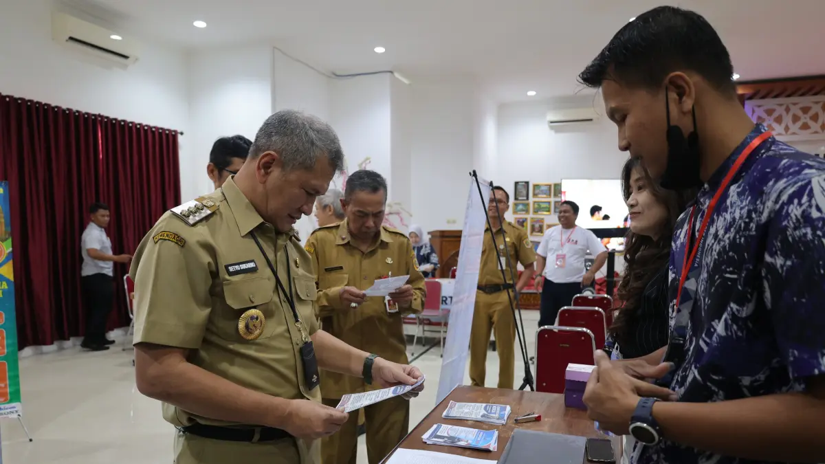 Bupati Wonogiri Setyo Sukarno cek stand job fair di aula Dinas Pendidikan dan Kebudayaan (Disdikbud) Wonogiri, Selasa-Rabu (21-22/4/2026). (IWAN ADI/RADAR SOLO)