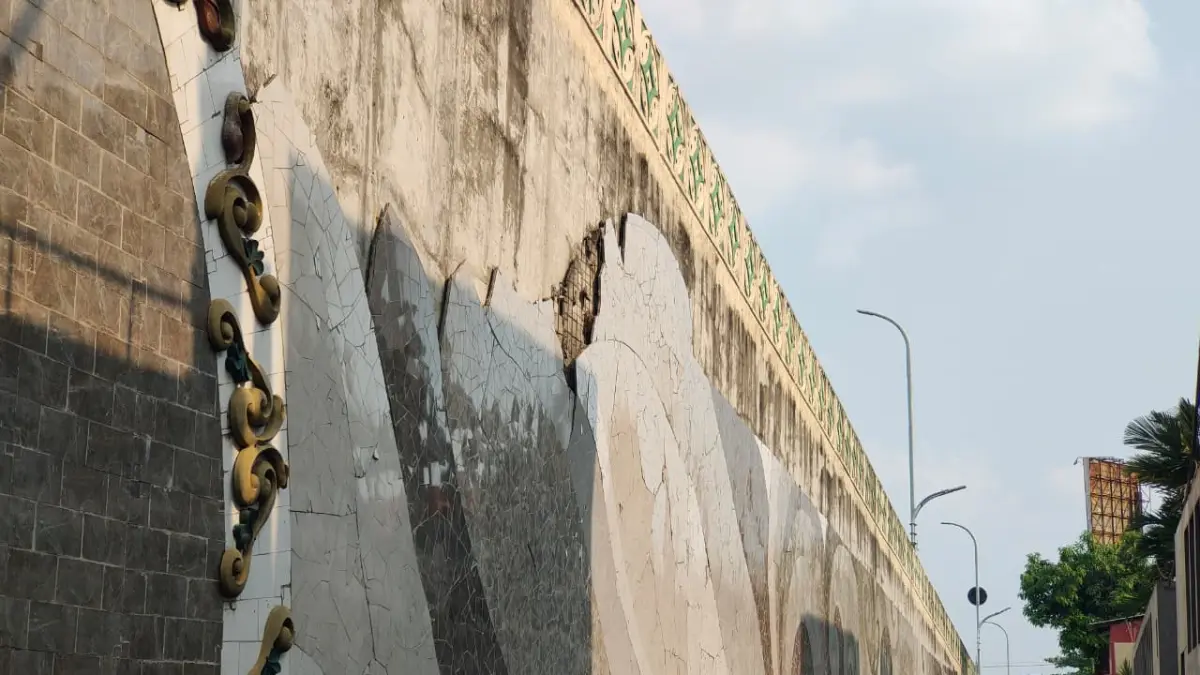Dinding Flyover Manahan sudah banyak yang rusak dan segera diperbaiki. (M Ihsan/Radar Solo)