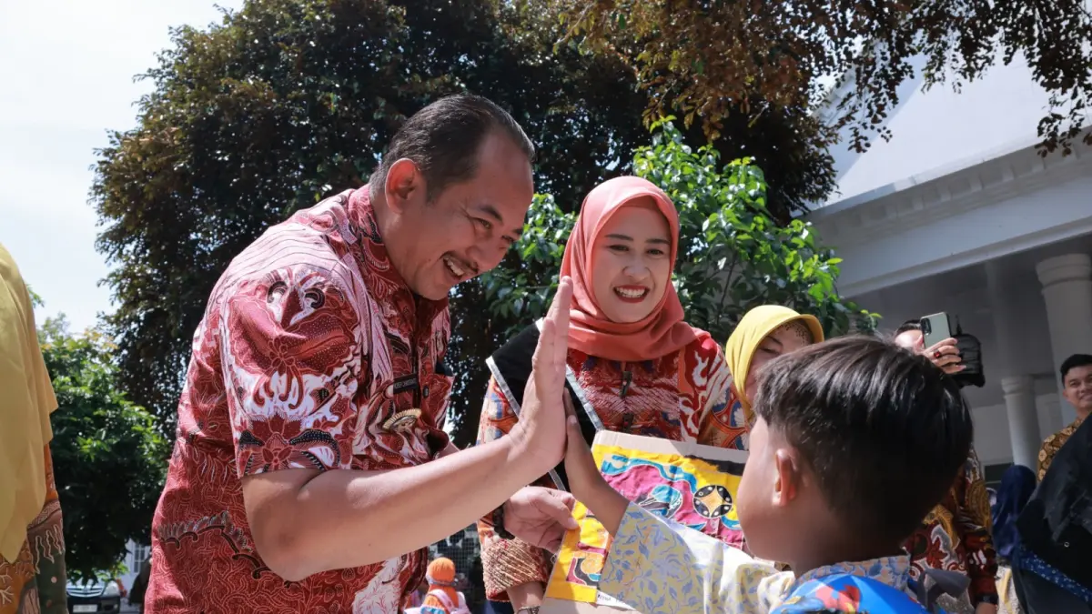 Farida Nurhayati saat mendampingi suaminya, Bupati Karanganyar Rober Christanto dalam tugas kedinasan pemkab, beberapa waktu lalu. (Rudi Hartono/Radar Solo) 
