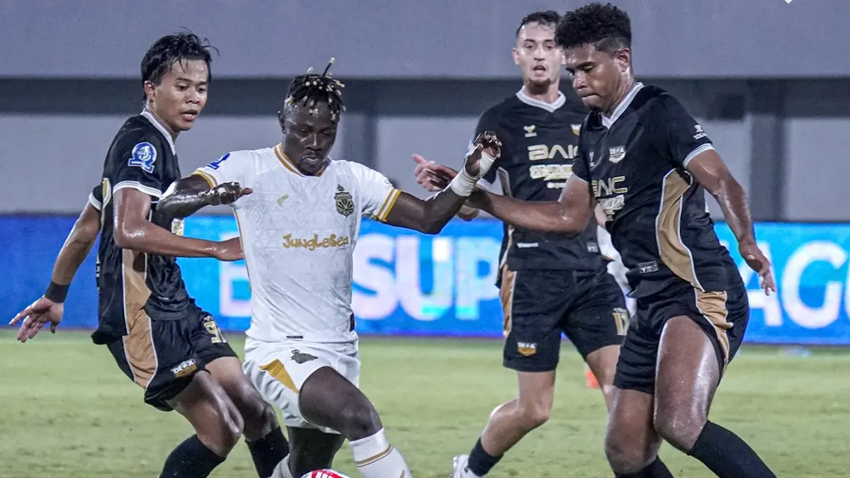 Gelandang Bhayangkara FC Moussa Sidibe dikawal tiga pemain Dewa United di Super League 2025/2026. (TIM MEDIA BHAYANGKARA FC)