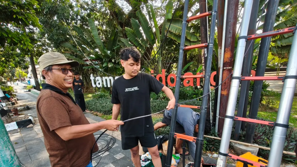 Kabel wifi di dekta rumah dinas bupati Sragen yang menyebabkan pasutri celaka karena menjuntai, Selasa (21/4/2026). (Ahmad Khairudin/Radar Solo)