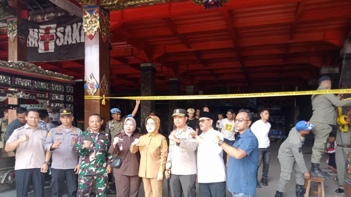 Kapolres Sukoharjo AKBP Anggaito Hadi Prabowo bersama Bupati Sukoharjo Etik Suryani menyegel rumah produksi atau pabrik alkohol di Dusun Sentul, Desa Bekonang, Kecamatan Mojolaban, Kabupaten Sukoharjo, Selasa (21/4). (IWAN KAWUL/RADAR SOLO) 