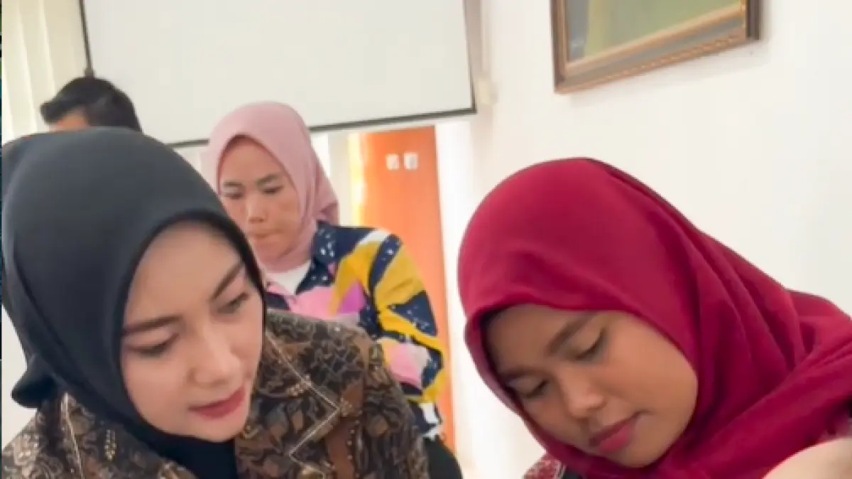 Ketua TP PKK Kabupaten Boyolali Dita Agus Irawan memberi tutorial saat pelatihan tata rias dasar di Kecamatan Sambi. (DOK. PRIBADI)