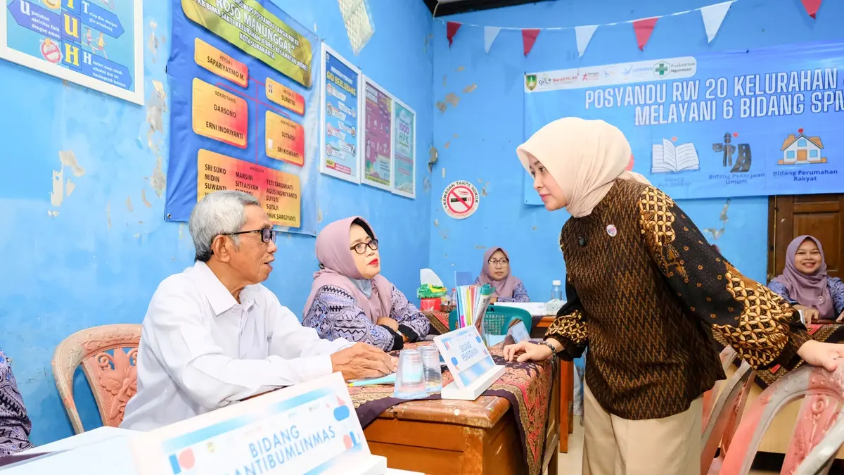 Ketua TP PKK Kota Solo Venessa Winastesia memantau posyandu RW 20 Kelurahan/Kecamatan Jebres. (DOK. PRIBADI)