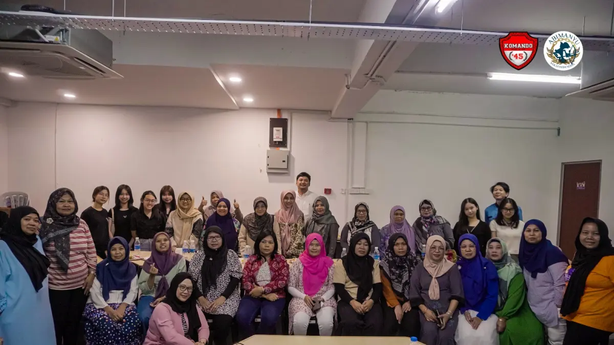 KOMPAK: Komunitas mahasiswa Indonesia yang tergabung dalam KOMANDO45 Taylor’s University sebagai mentor muda dalam sesi pendampingan menulis. (ISTIMEWA)