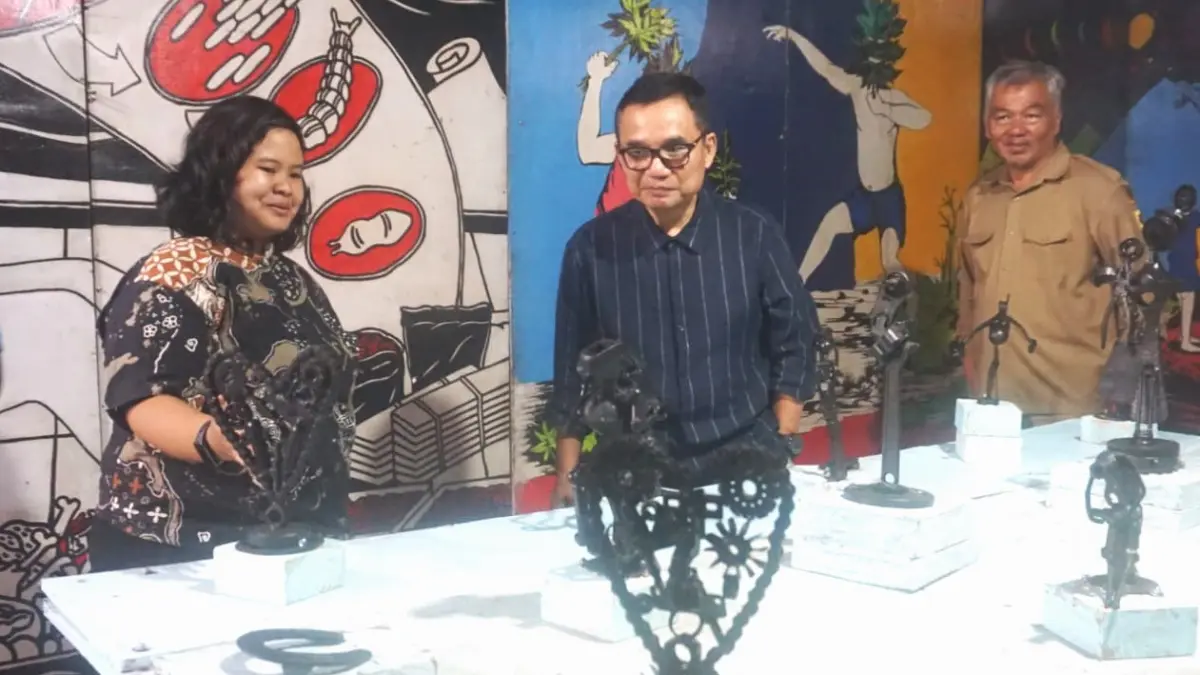 Liben saat menjelaskan terkait karya yang ditampilkan dalam Biennale Klaten 4 di Ruang Publik Lima Benua, Belangwetan, Klaten Utara, Selasa (21/4/2026). (Angga Purenda/Radar Solo)