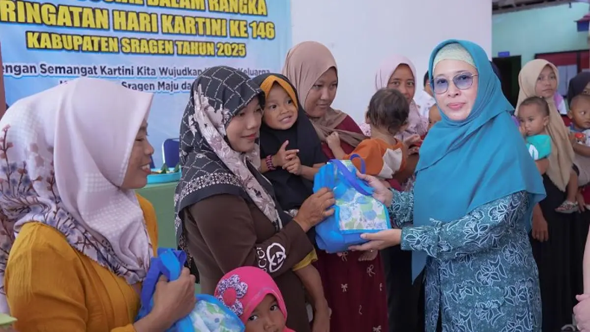Linda Sudeni, istri Bupati Sragen Sigit Pamungkas saat menyalurkan bantuan ke masyarakat. (Ahmad Khairudin/Radar Solo) 
