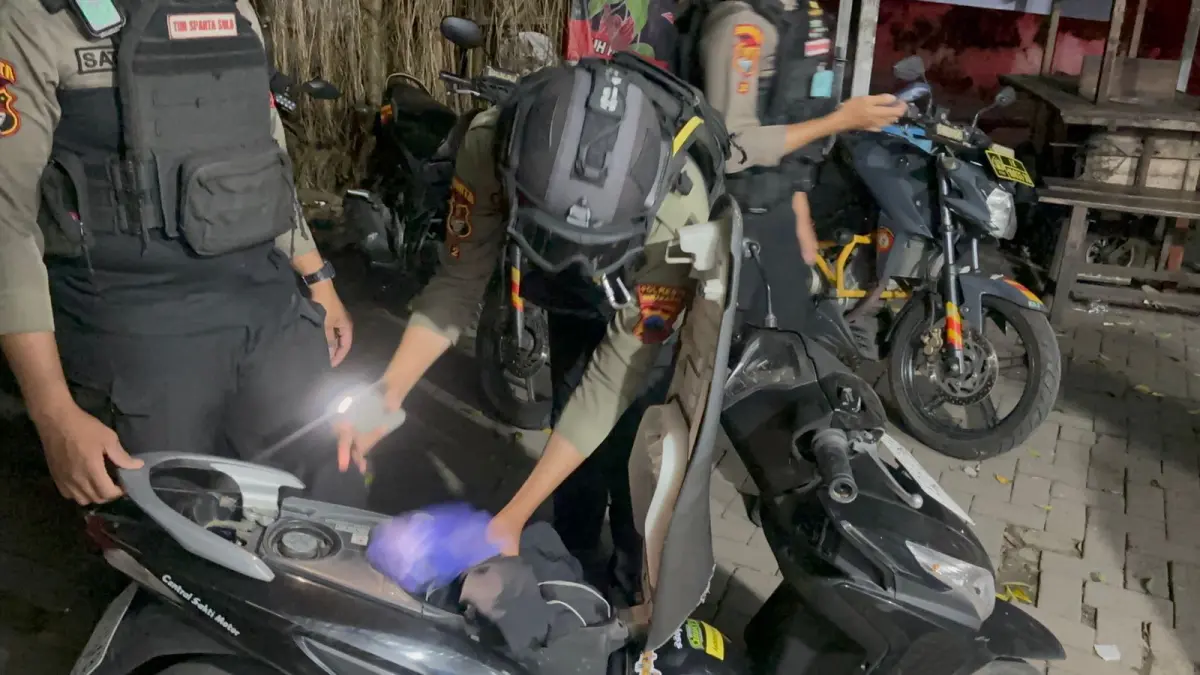 MERESAHKAN: Tim Sparta mengecek kendaraan pemuda yang membuat onar. (ISTIMEWA) 