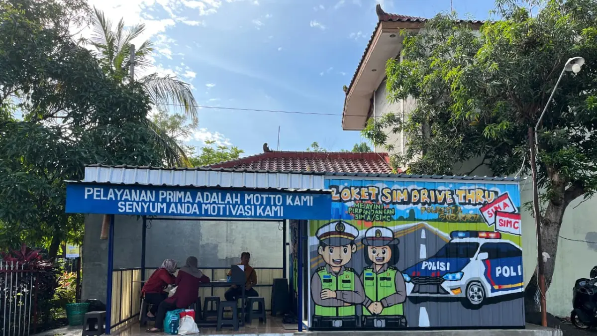 Pelayanan drive tru perpanjangan SIM Solo di Manahan, Banjarsari. (A Christian/Radar Solo)