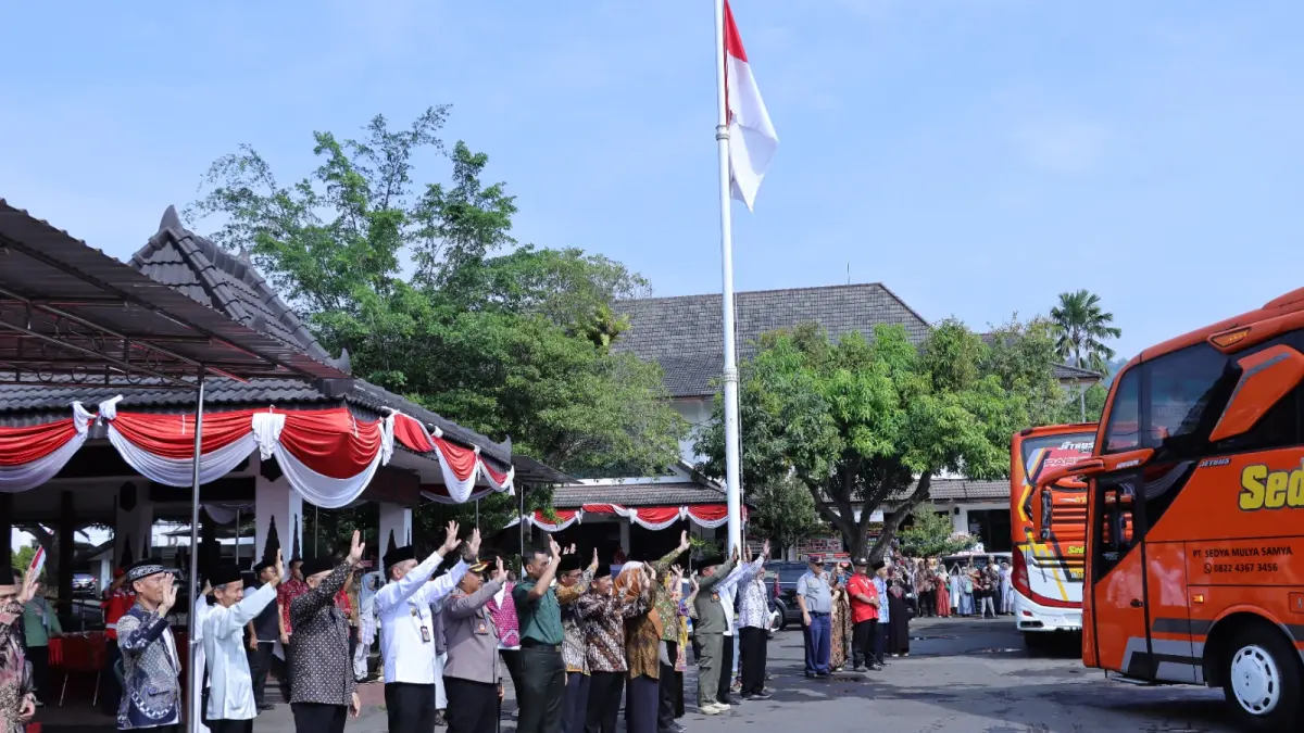 Pemberangkatan jemaah haji Wonogiri pada musim haji 2026. (IWAN ADI/RADAR SOLO)