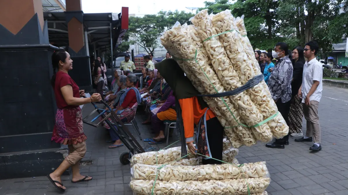 PEREMPUAN SUPER: Seorang buruh gendong di Pasar Legi tengah mengangkut barang. (ARIEF BUDIMAN/RADAR SOLO) 