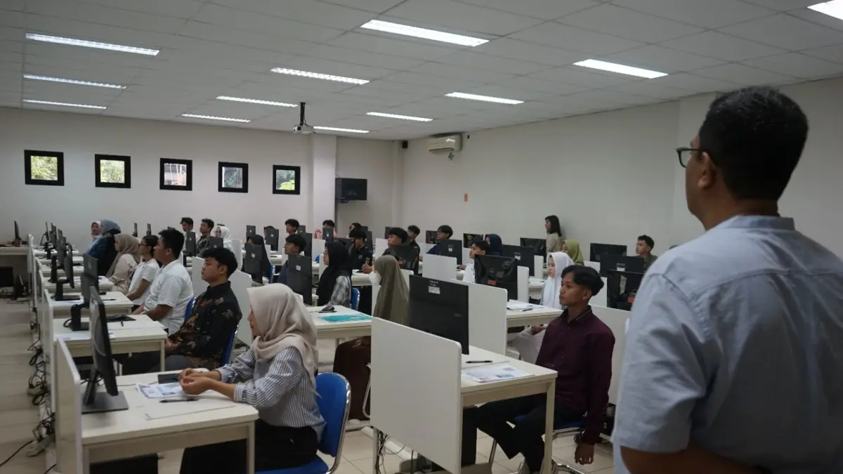 Rektor ISI Solo Bondet Wrahatnala pantau hari pertama UTBK-SNBT 2026 di Kampus II FSRD Mojosongo, Selasa (21/4). (ALFIDA NURCHOLISAH/RADAR SOLO)