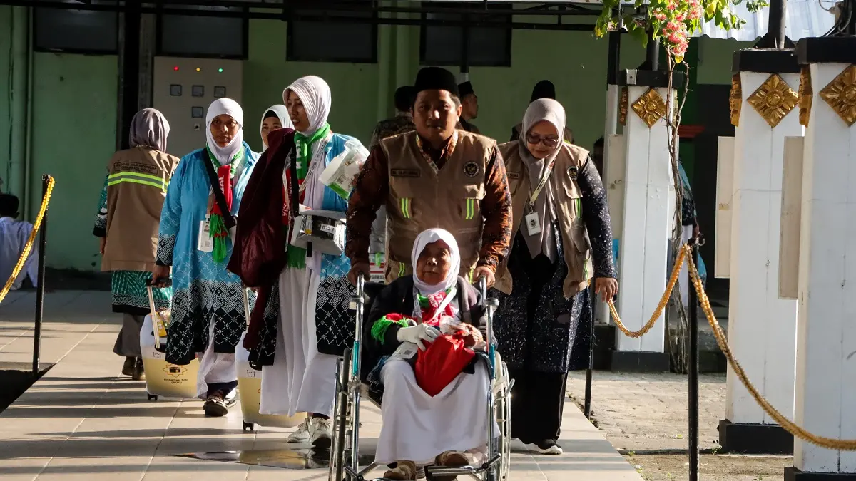 Rombongan jemaah haji asal Kabupaten Tegal memasuki Asrama Haji Donohudan (AHD) Boyolali, Selasa (21/4/2026). (M.IHSAN/RADAR SOLO)