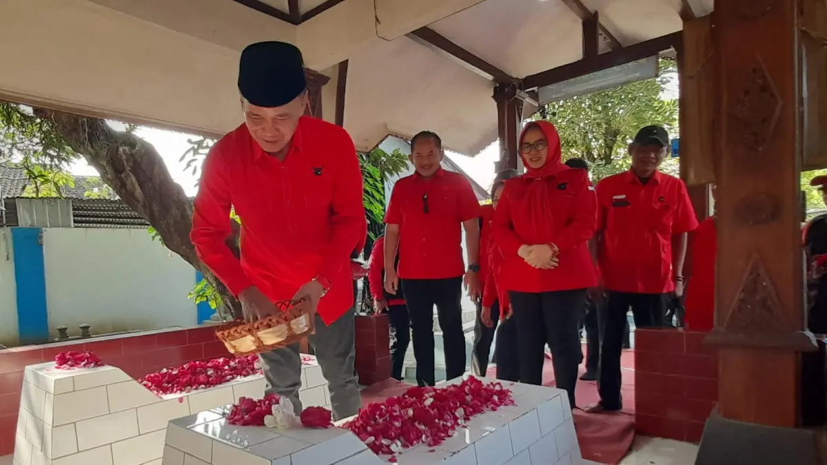 Sekretaris DPD PDIP Jateng Sumanto memimpin ziarah ke makan Nyi Ageng Karang di Hari Kartini, Selasa (21/4/2026). (Rudi Hartono/Radar Solo) 