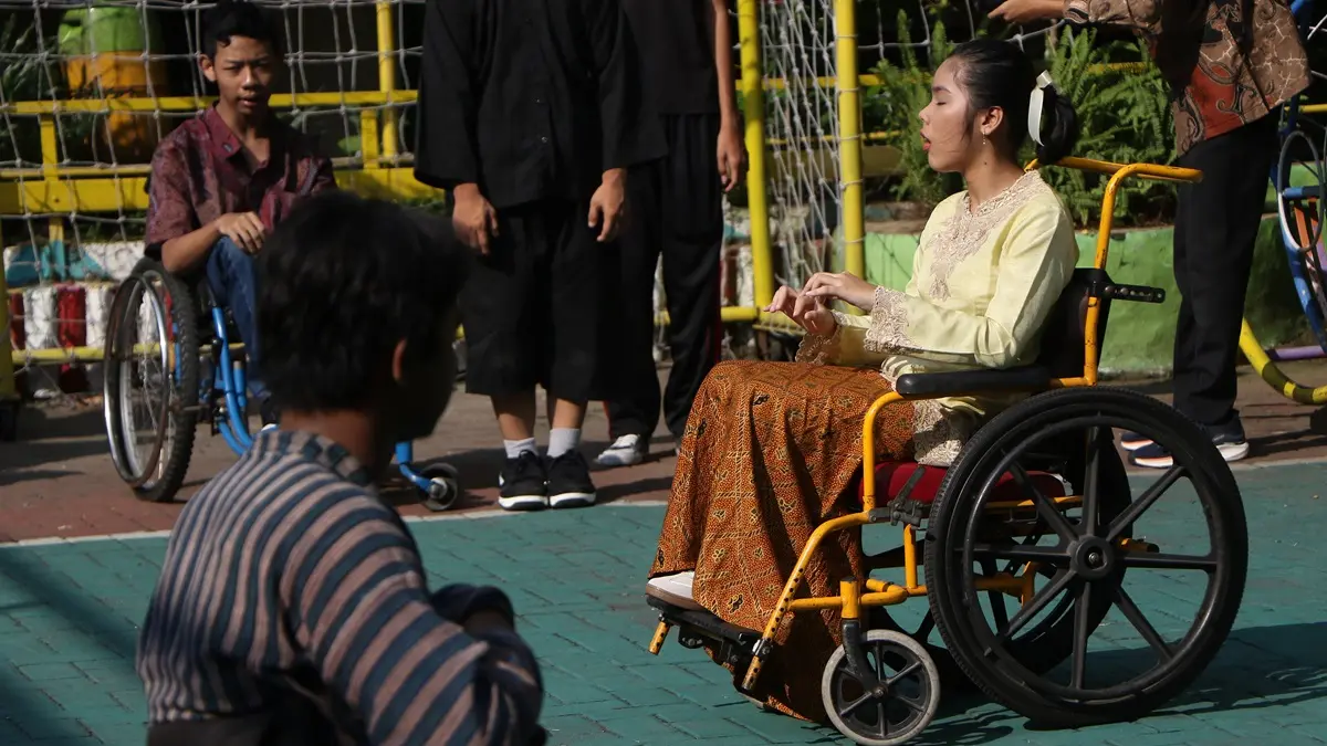 Siswa ABK SLB YPAC Solo merayakan Hari Kartini lewat kegiatan Bakat Minat Pengembangan Diri dan Literasi (Bakmi Pedas), Selasa (21/4). (ARIEF BUDIMAN/RADAR SOLO)