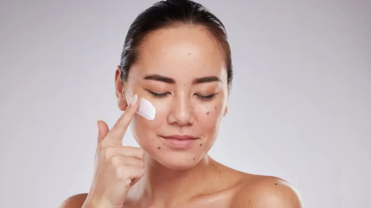 Sunscreen untuk kulit berminyak dan berjerawat. (Freepik)