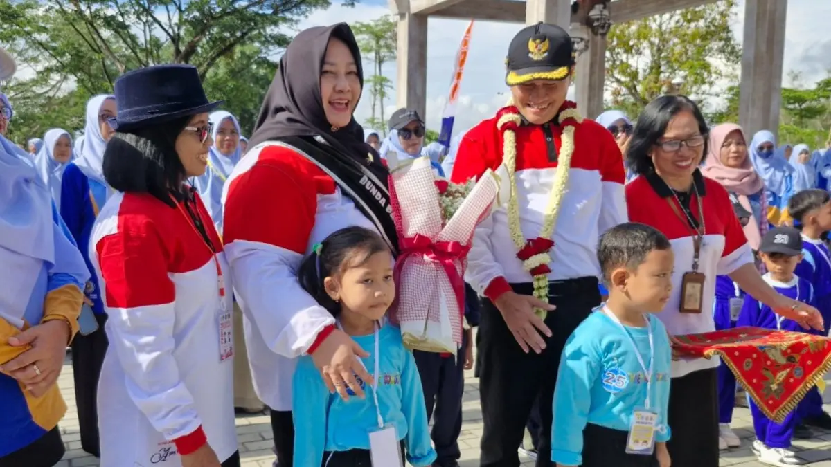 TEBAR KEBAHAGIAAN: Bupati Wonogiri Setyo Sukarno bersama sang istri Sri Rahayuningsih Setyo Sukarno dalam sebuah acara. (IWAN ADI LUHUNG/RADAR SOLO)