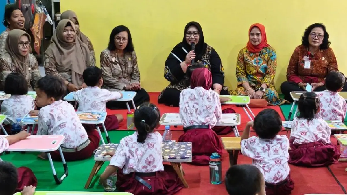 TEBAR MOTIVASI: Bunda Literasi Wonogiri Sri Rahayuningsih Setyo Sukarno memberikan semangat kepada siswa-siswi SD dalam sebuah kunjungan. (DOK. PEMKAB WONOGIRI)