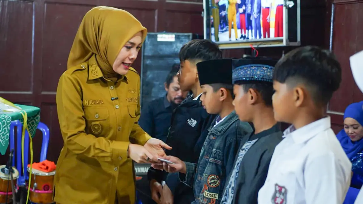Wakil Bupati Boyolali Dwi Fajar Nirwana berinteraksi dengan siswa sekolah dasar. (DOK. HUMAS PEMKAB BOYOLALI)