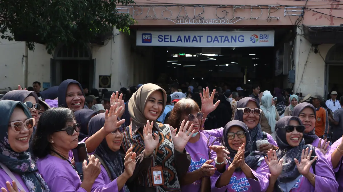 Wawali Solo Astrid Widayani berbaur dengan pedagang Pasar Gede. (Arief Budiman/Radar Solo)