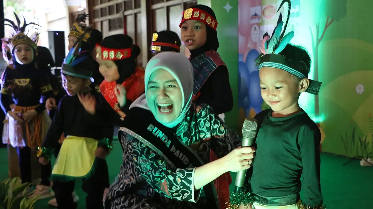 Bunda PAUD Kota Solo Venessa Respati Ardi berinteraksi dengan anak-anak dalam pentas seni Lincah Berkiprah Ala Bocah di balai kota, Rabu (22/4). (ARIEF BUDIMAN/RADAR SOLO)