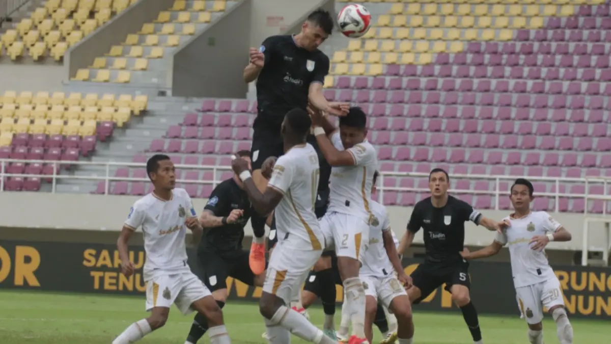 DUEL UDARA: Bek Persis Solo Luka Dumancic menyundul bola ke arah gawang Bhayangkara FC di Stadion Manahan, Rabu (22/4/2026). (M. IHSAN/RADAR SOLO)

