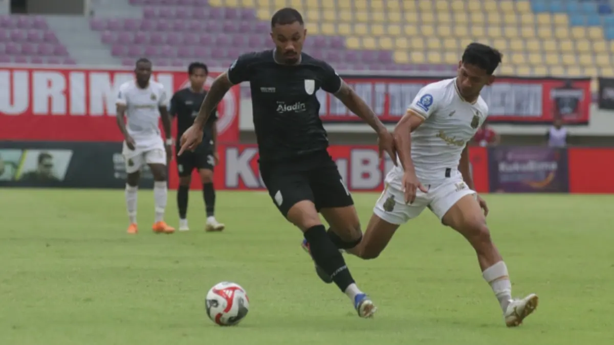 Gelandang Persis Solo Dimitri Lima (kiri) dikawal pemain Bhayangkara FC di Stadion Manahan, Rabu (22/4/2026). (M. IHSAN/RADAR SOLO)