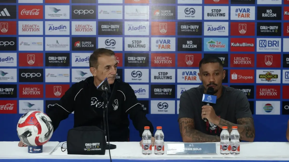 Head coach Persis Solo Milomir Seslija dan pemain asing Dimitri Lima saat jumpa pers di Stadion Manahan, Selasa (22/4/2026). (TIM MEDIA PERSIS SOLO) 