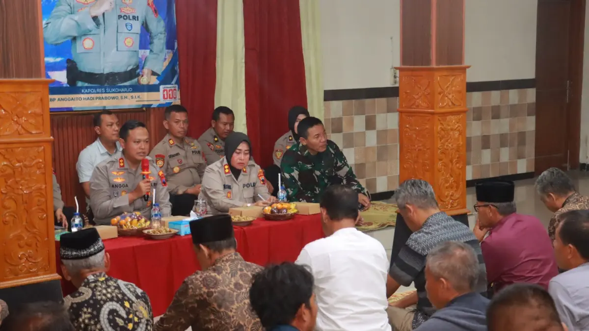 Kapolres Sukoharjo AKBP Anggaito Hadi Prabowo terima aduan dugaan teror dan intimidasi jelang Pilkades Serentak 2026, saat Safari Kamtimbas di Pendapa Kecamatan Nguter, Selasa (21/4) malam. (IWAN KAWUL/RADAR SOLO)