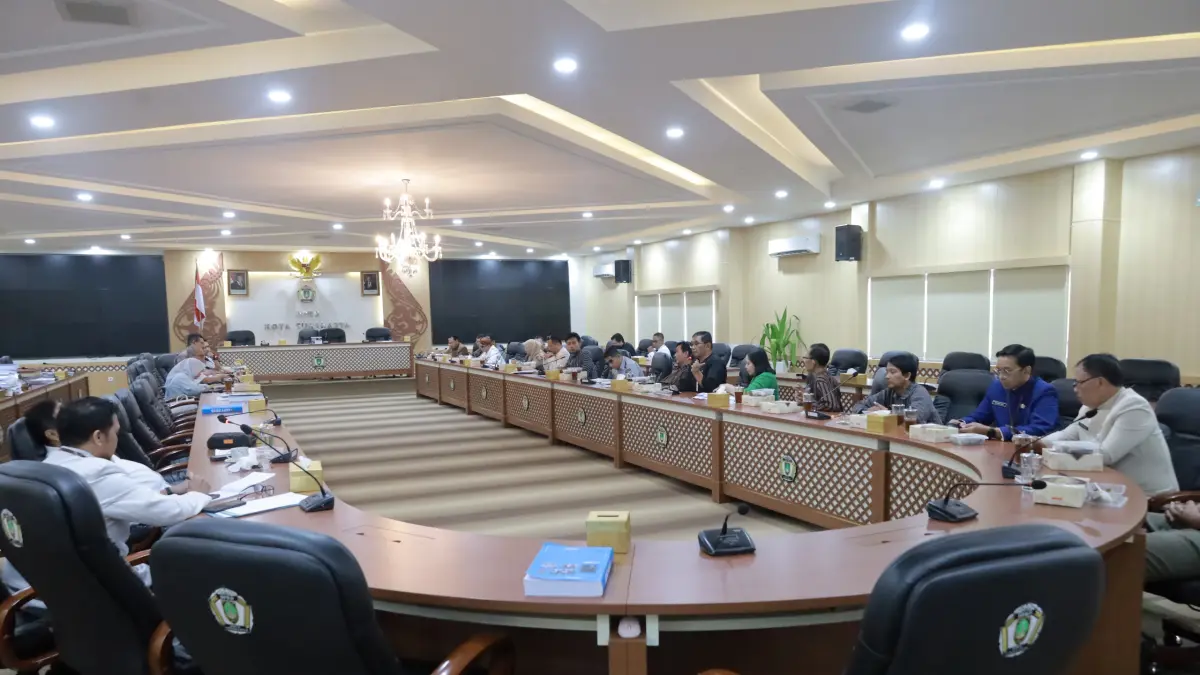 Komisi II DPRD Solo menggelar rapat menyikapi soal retribusi coffe shop. (A Christian/Radar Solo)