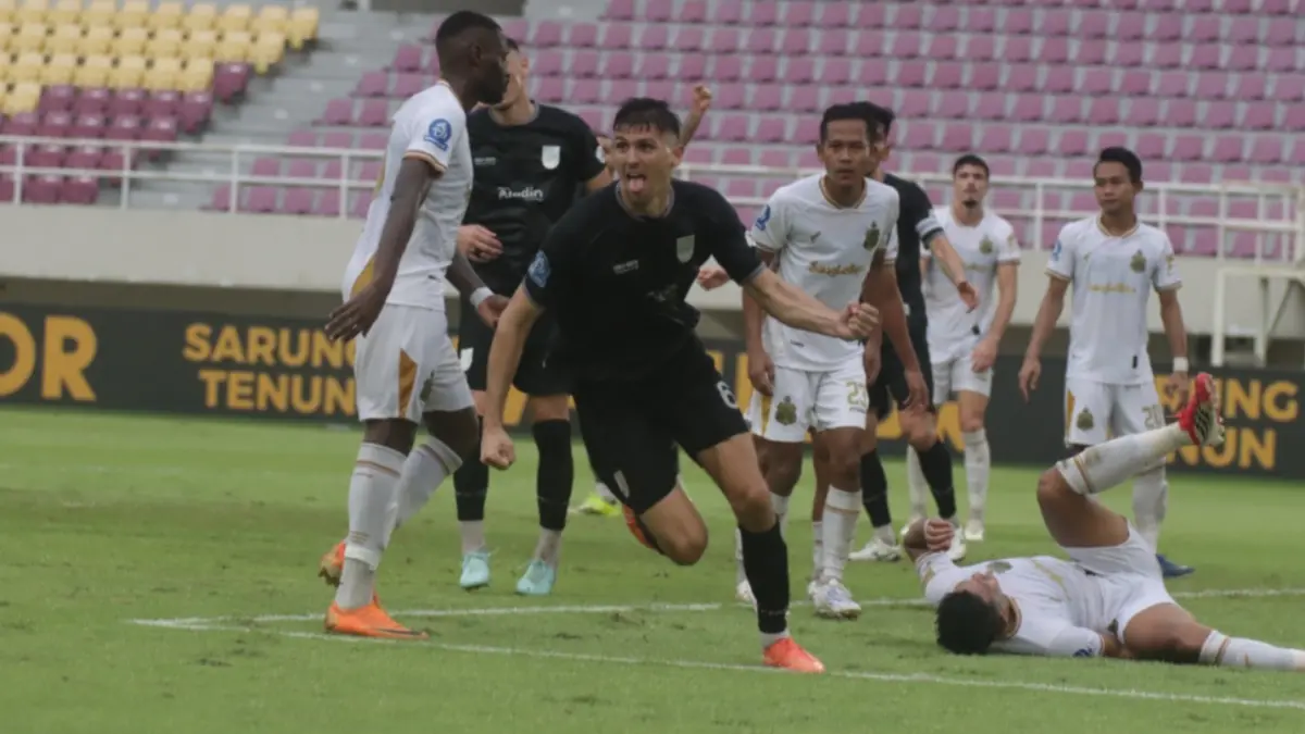 Luka Dumancic merayakan golnya saat laga Persis Solo melawan Bhayangkara FC di Stadion Manahan, Rabu (22/4/2026). (M. IHSAN/RADAR SOLO)
