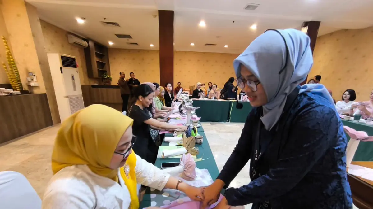 Menggandeng brand fashion muslim Al Fath dan Wardah Kosmetik, Lorin Group Solo menggelar workshop pembuatan buket bunga dari hijab untuk memperingati Hari Kartini.