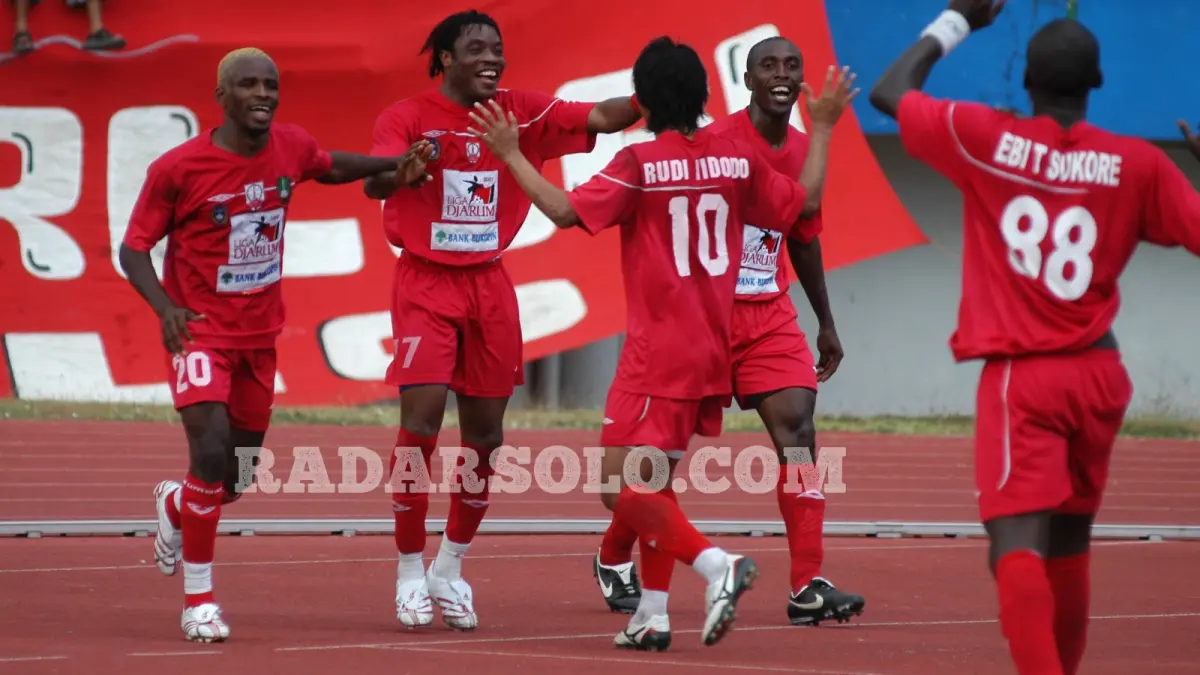 Para pemain Persis Solo merayakan gol ke gawang Persma Manado di ajang Divisi Utama 2007. (DOK. RADAR SOLO)