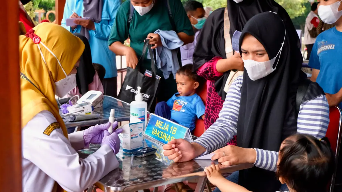 Pelaksanaan vaksinasi untuk mencegah TBC bagi anak-anak. (Humas Pemkot Solo)