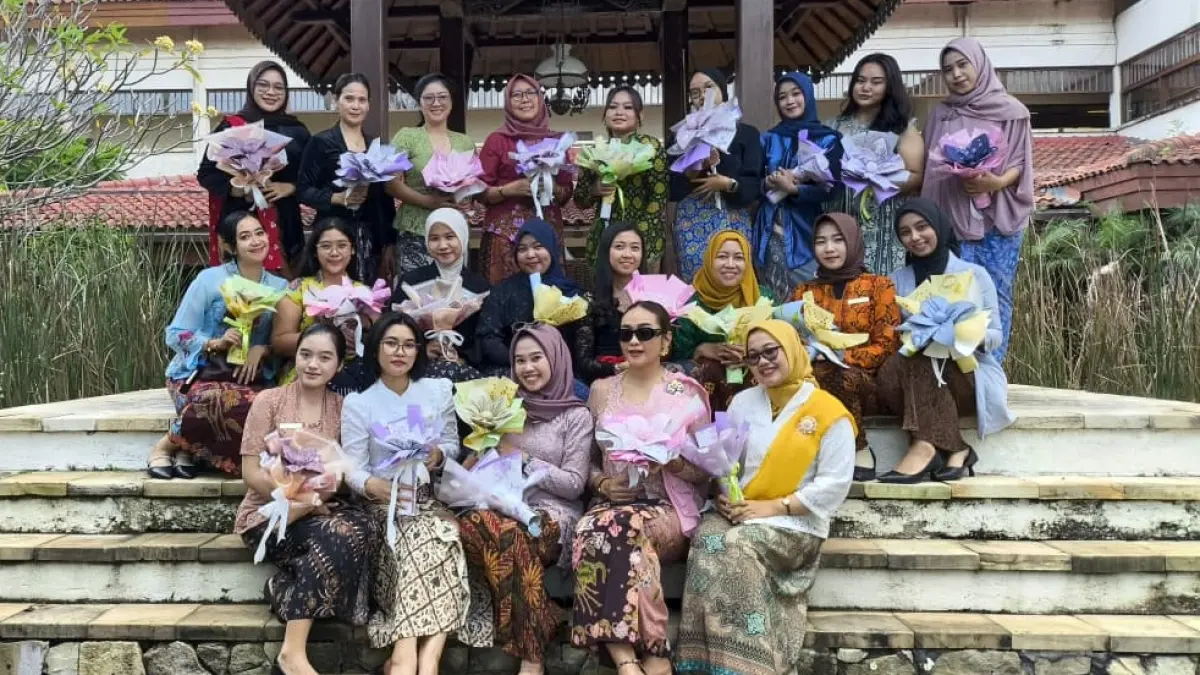 Perempuan Berkarya! Lorin Group Solo Rayakan Hari Kartini dengan Bikin Buket Bunga dari Hijab