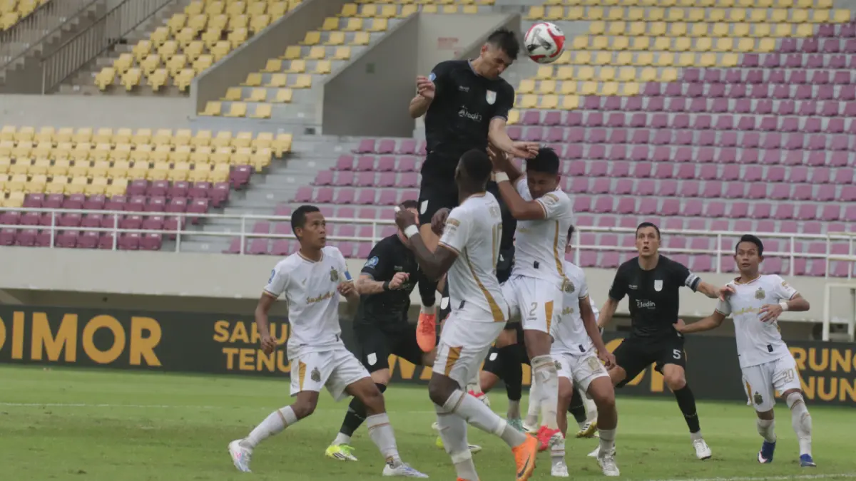 Pertandingan Persis Solo vs Bhayangkara FC dalam laga lanjutan BRI Super League 2025-2026 di Stadion Manahan, Rabu (22/4/2026). (M IHSAN/RADAR SOLO)