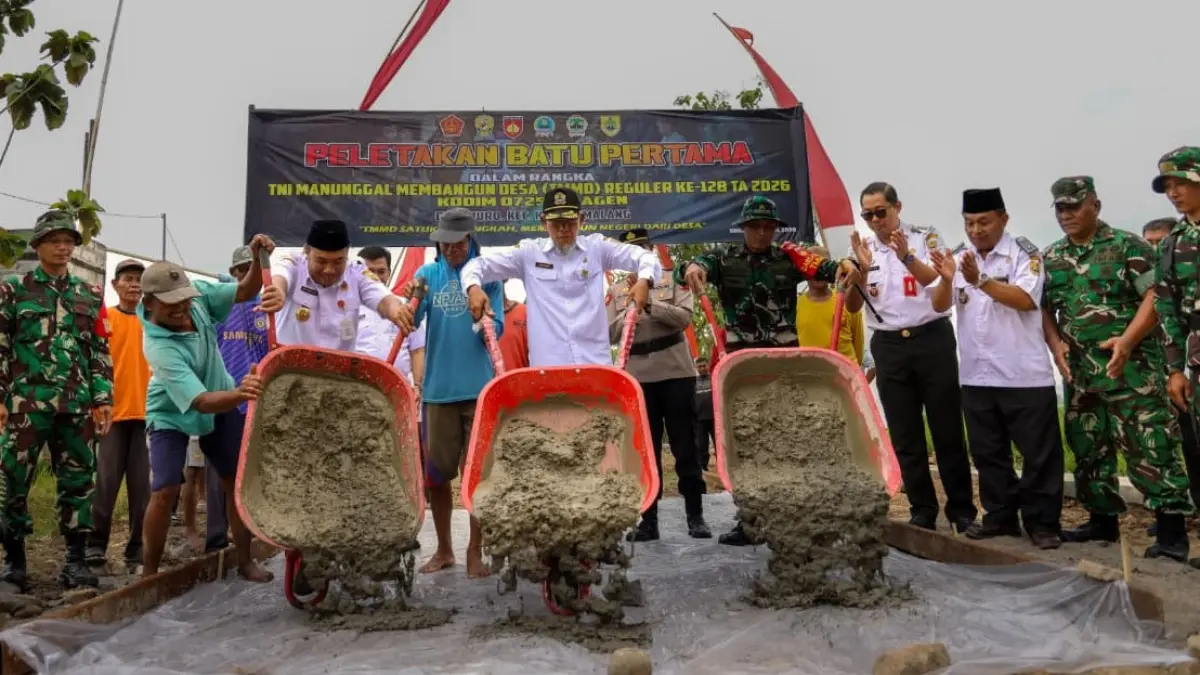 Program TMMD Reguler ke-128 dan program Sengkuyung Tahap II Tahun Anggaran 2026 di Desa Puro, Kecamatan Karangmalang, Sragen, Rabu (22/4/2026). Hadir Sekda Jateng Sumarno dan Bupati Sragen Sigit Pamungkas. (DOK. PEMPROV JATENG)