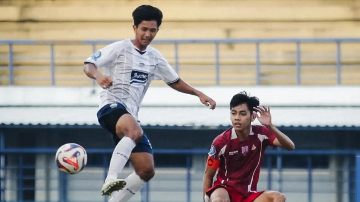 SARAT GENGSI: Persis Solo U-20 bertanding melawan Persib Bandung U-20 di Stadion Arcamanik (20/4). (TIM MEDIA PERSIS SOLO) 