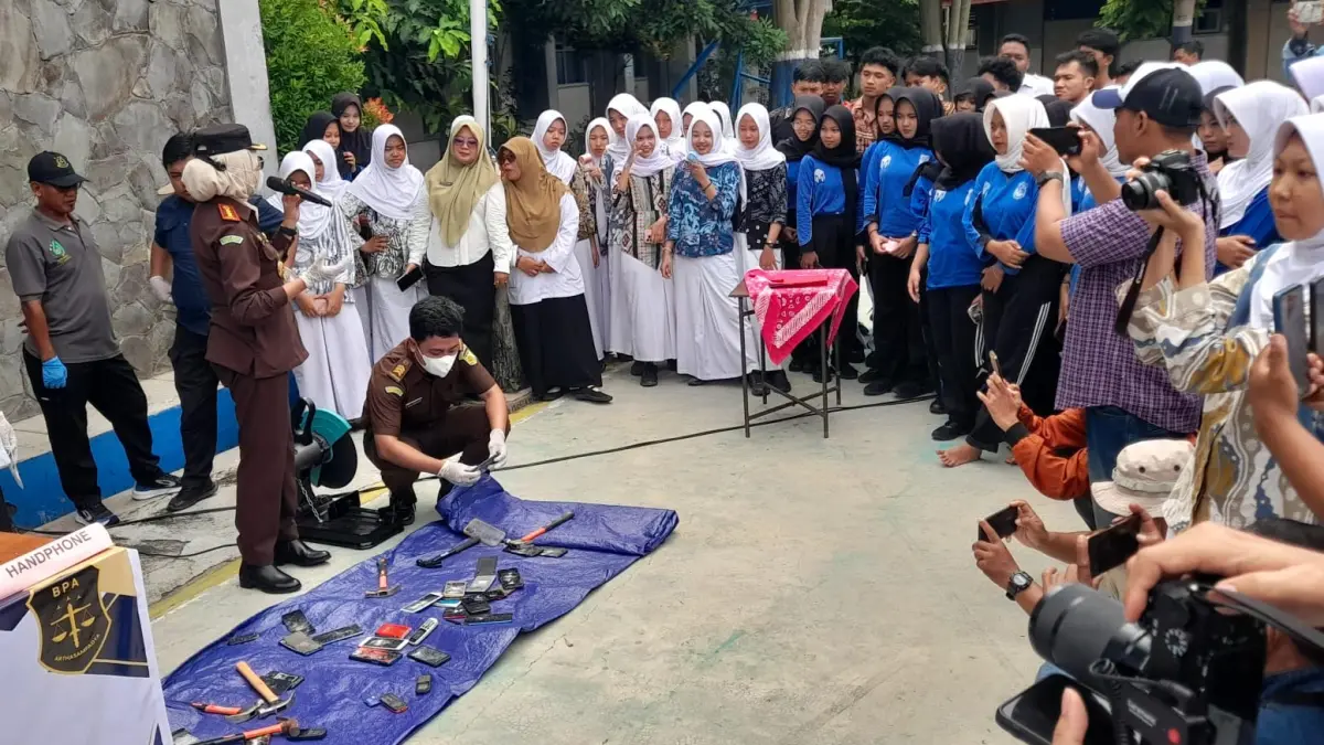 Siswa SMAN 2 Karanganyar hadiri pemusnahan barang bukti di Kejari Karanganyar, Rabu (22/4/2026). (Rudi Hartono/Radar Solo)